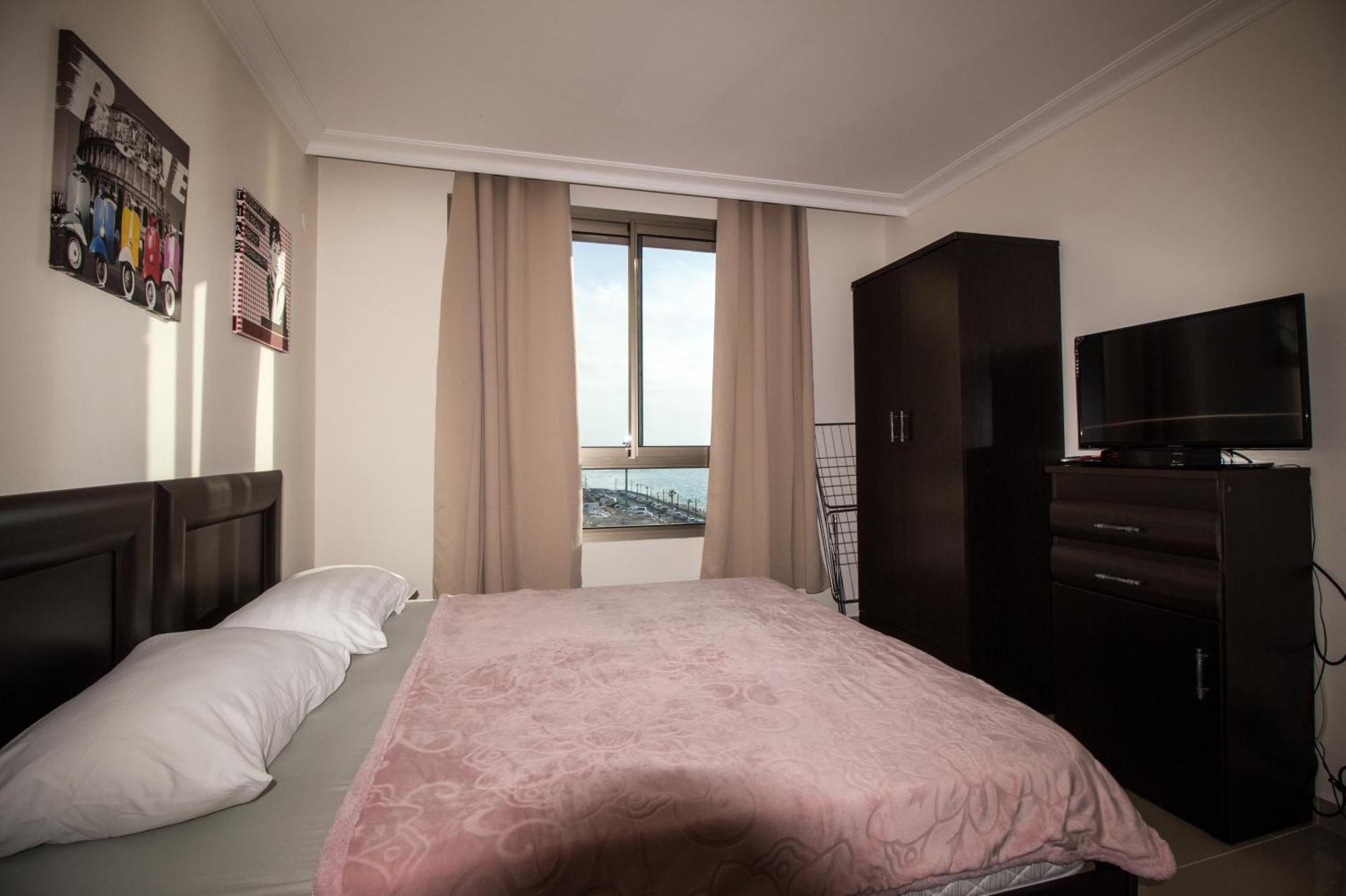 Apartments On The Beach Haifa Room photo