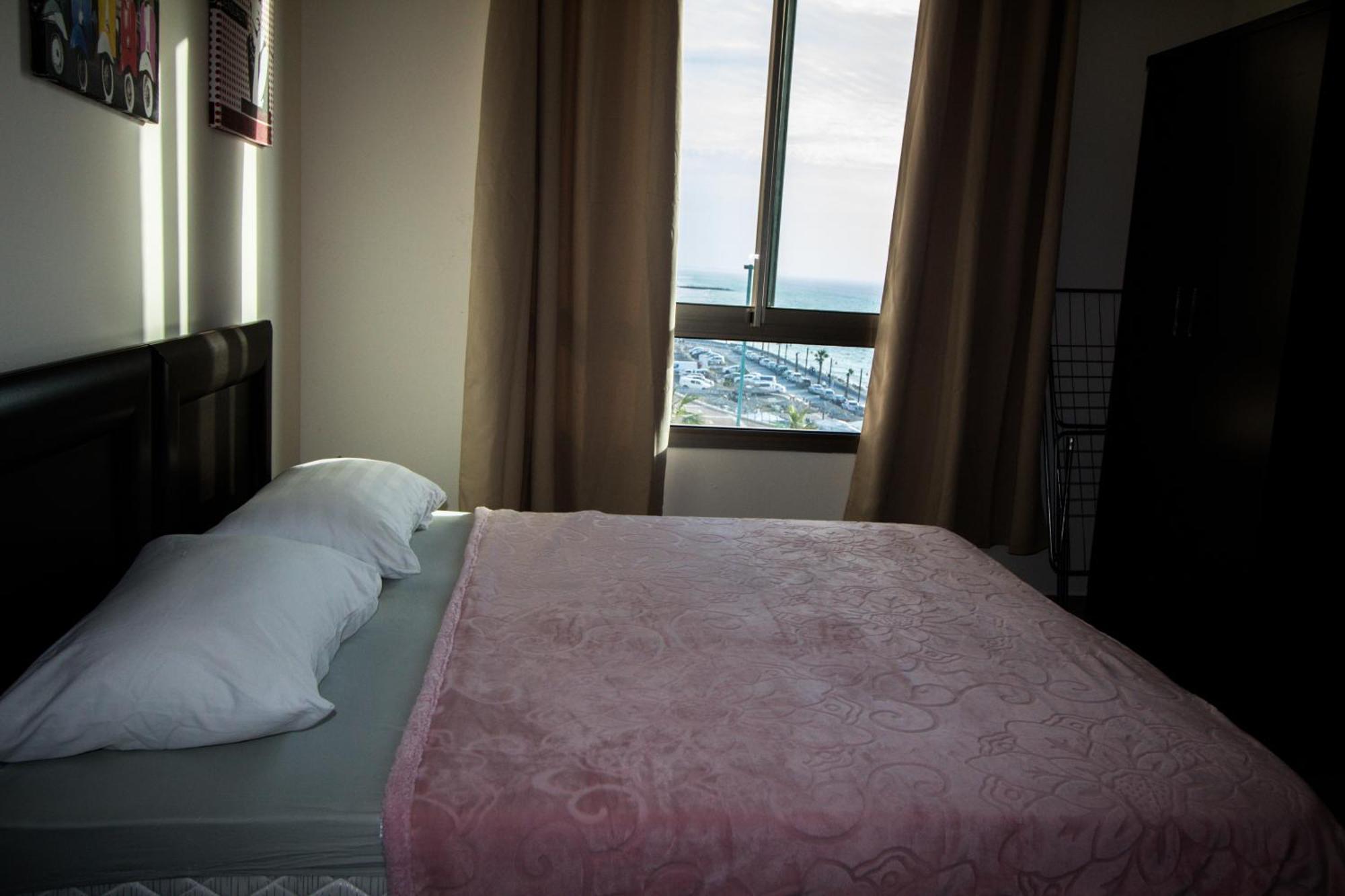 Apartments On The Beach Haifa Room photo